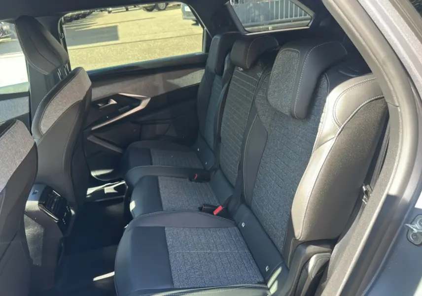Vue intérieure côté droit sur la banquette arrière en cuir tissu gris du Peugeot 5008 Hybrid 145 Allure Plus 2025.