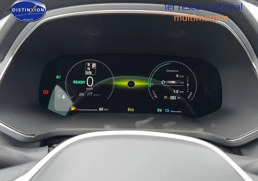 Tableau de bord numérique du Renault Captur 2026, affichage hybride avec indication de distance et mode Eco.