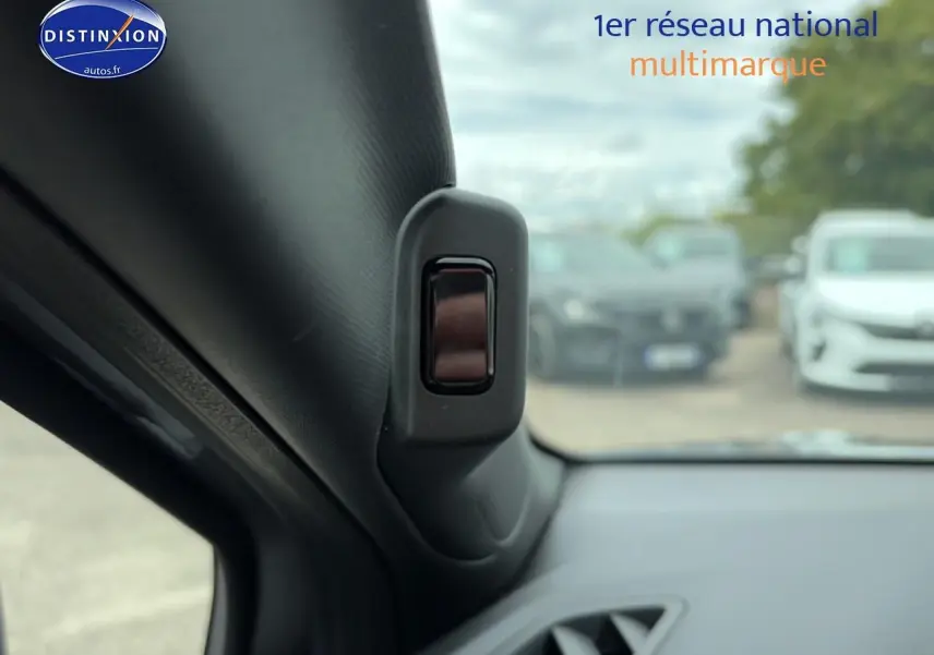 Détail intérieur sur bouton de réglage côté gauche du tableau de bord du Renault Captur Cassiope toit noir.