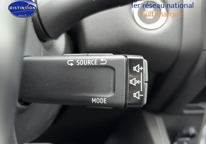 Gros plan sur la commande audio au volant du Renault Captur 2026, finition techno, intérieur noir.