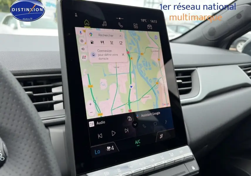 Vue rapprochée de l'écran tactile central du tableau de bord du Renault Captur 2026 avec navigation affichée.