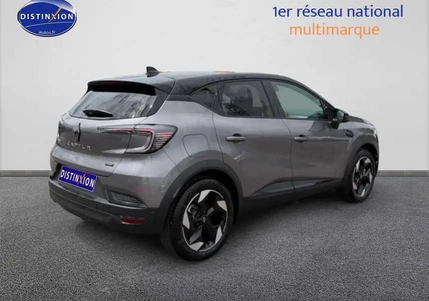 Renault Captur 2026 gris Cassiope toit noir, vue 3/4 arrière droit, jantes alu et feux arrière LED distinctifs.