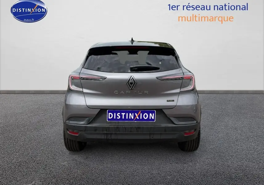 Vue arrière du Renault Captur 1.8 e-tech hybride 2026 gris Cassiope avec toit noir et feux LED distinctifs.
