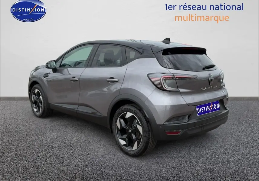 Vue 3/4 arrière droite d’un Renault Captur 2026 gris Cassiope avec toit noir et jantes alu distinctives.