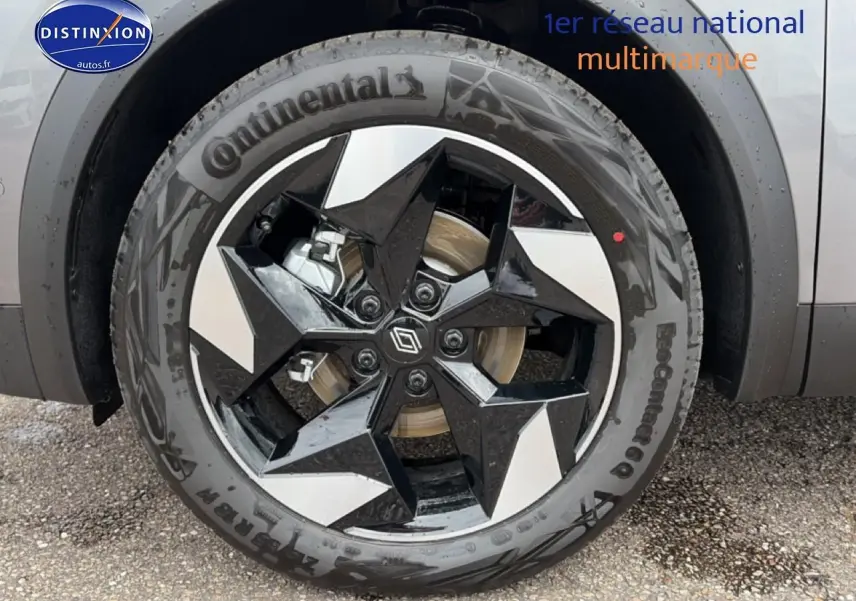 Gros plan sur la roue avant droite du Renault Captur 2026, jante alu noire et argentée, pneu Continental EcoContact 6.