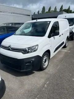 Vue 3/4 avant droite d'un Citroën Berlingo XL blanc banquise de 2019 avec calandre noire et jantes acier simples.