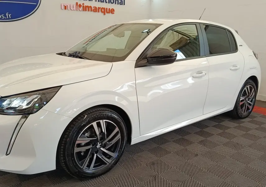 Peugeot 208 PureTech 75 S&S Style blanc vue 3/4 avant droit avec jantes alliage et rétroviseurs noirs.