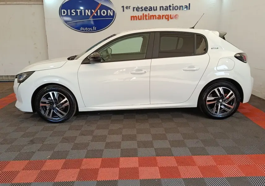 Peugeot 208 PureTech 75 S&S Style blanc vue de profil côté gauche, jantes alliage et badge Style visible.
