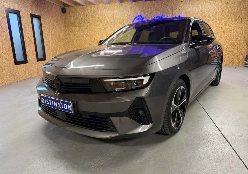 Opel Astra 1.5D 130 BVA8 gris métallisé vue 3/4 avant droit avec jantes alliage 17'' Admiral diamantées.