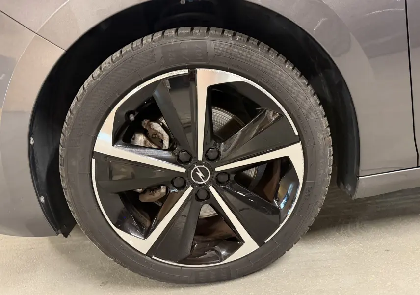 Gros plan sur la jante alliage 17'' Admiral diamantée noire et argentée côté avant droit d'une Opel Astra gris métallisé.