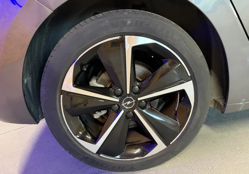 Gros plan sur la jante alliage 17'' diamantée noire et argentée de l'Opel Astra gris 2024, côté droit.