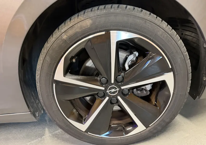 Gros plan sur la jante alliage 17'' Admiral diamantée noire et argentée de l'Opel Astra gris 2024.