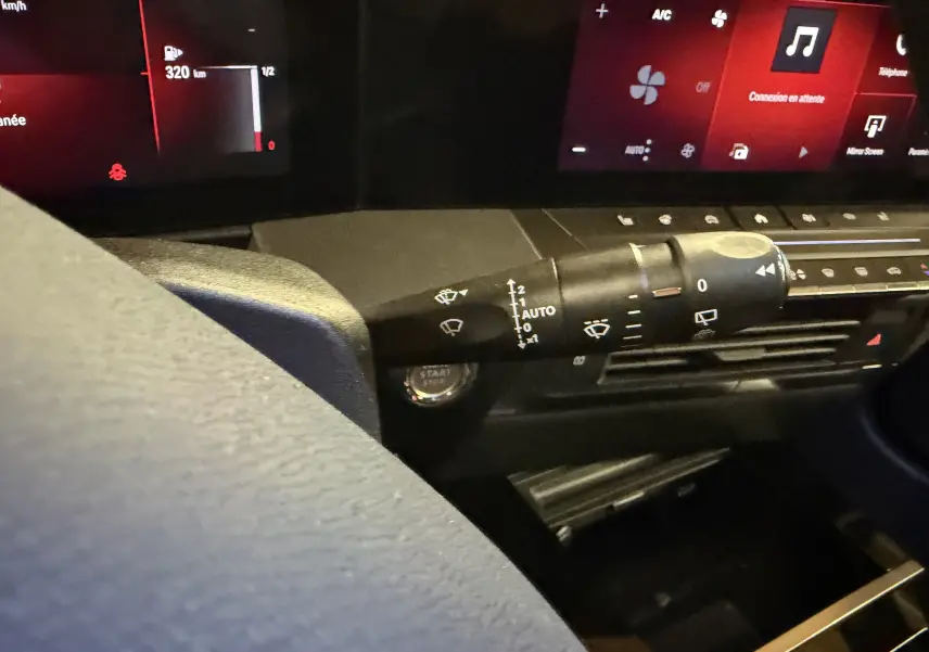 Gros plan sur la commande d’essuie-glaces et le tableau de bord numérique rouge de l’Opel Astra 2024.