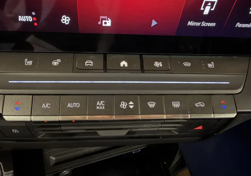 Gros plan sur la console centrale de l’Opel Astra 2024, montrant les commandes de climatisation et d’aide à la conduite.