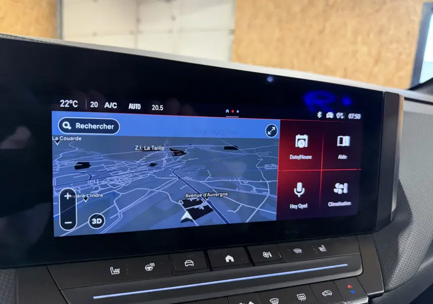 Écran tactile intérieur de l’Opel Astra 2024 affichant la navigation et les commandes climatisation.