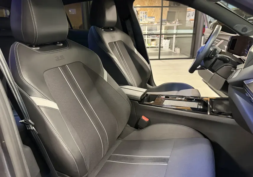 Vue intérieure côté conducteur de l'Opel Astra 2024 gris, sièges sport GS en cuir et tissu avec surpiqûres blanches.