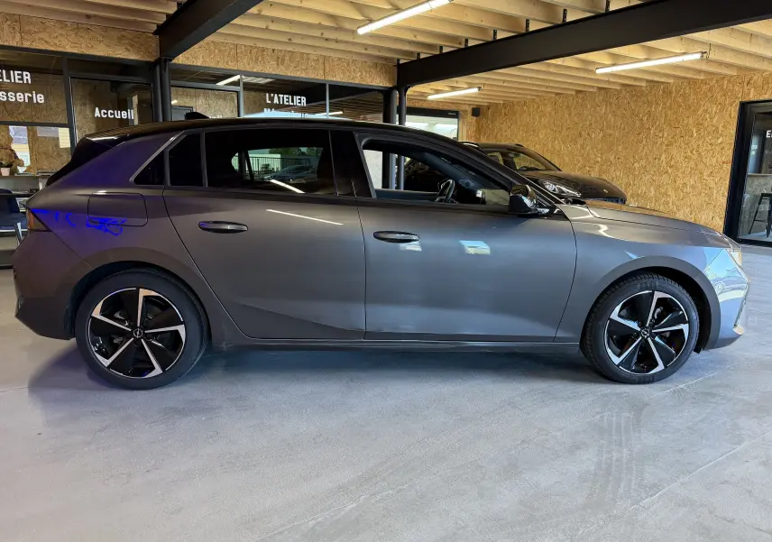 Opel Astra 1.5D 130 BVA8 GS gris vue de profil côté gauche, avec jantes alliage 17'' Admiral diamantées.