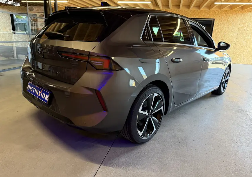 Vue 3/4 arrière droite d'une Opel Astra gris métallisé avec jantes alliage 17'' Admiral diamantées.
