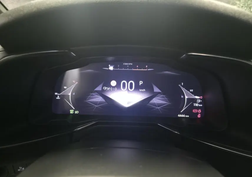 Tableau de bord numérique du DS7 Crossback 2025 affichant la vitesse à 0 km/h et 4444 km au compteur.