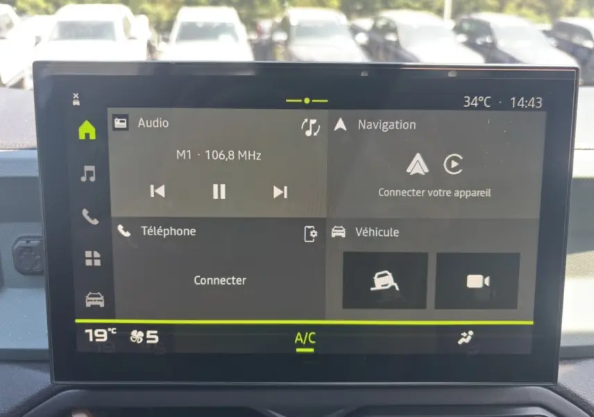 Écran tactile central du tableau de bord du Dacia Duster 2026 affichant les fonctions audio, navigation et véhicule.