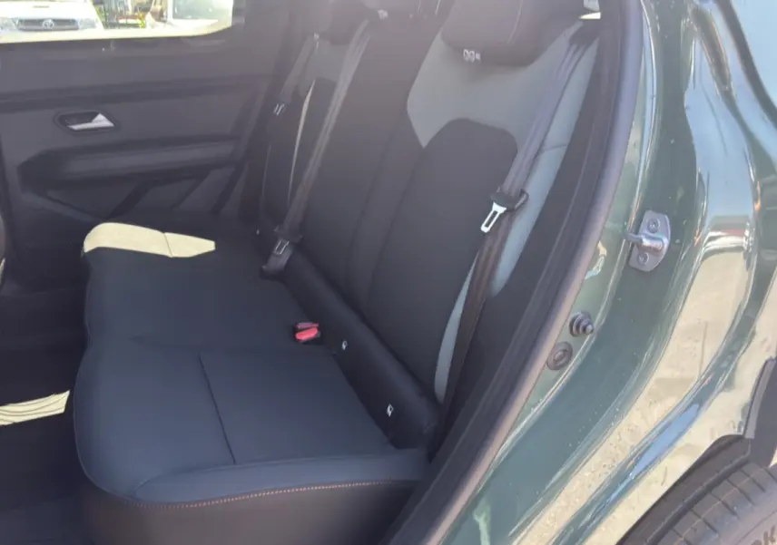 Vue côté gauche de la banquette arrière noire du Dacia Duster 2026 kaki lichen avec portière ouverte.