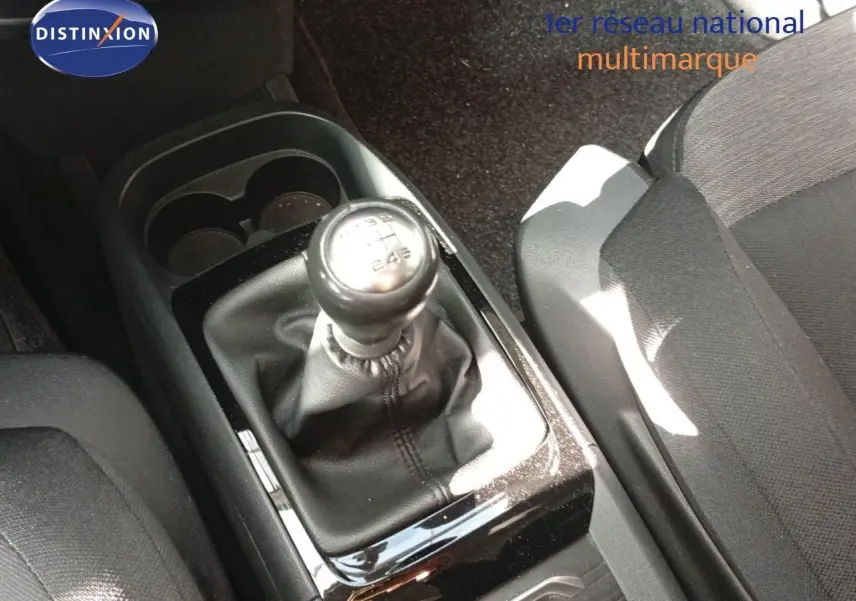 Le levier de vitesses manuel en gros plan au centre de la console d'une Citroën Grand C4 Picasso blanc de 2016.