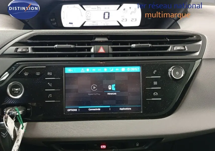 Tableau de bord du Citroën Grand C4 Picasso blanc, vue frontale centrée sur l'écran tactile et les commandes climatiques.
