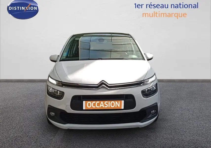 Vue frontale d'une Citroën Grand C4 Picasso blanche de 2016 avec plaque "OCCASION" sur un fond neutre.