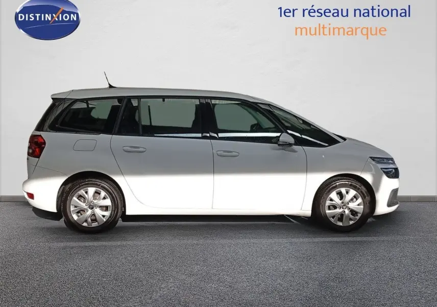 Profil côté gauche d'un Citroën Grand C4 Picasso blanc de 2016, monospace compact aux lignes fluides et vitres teintées.