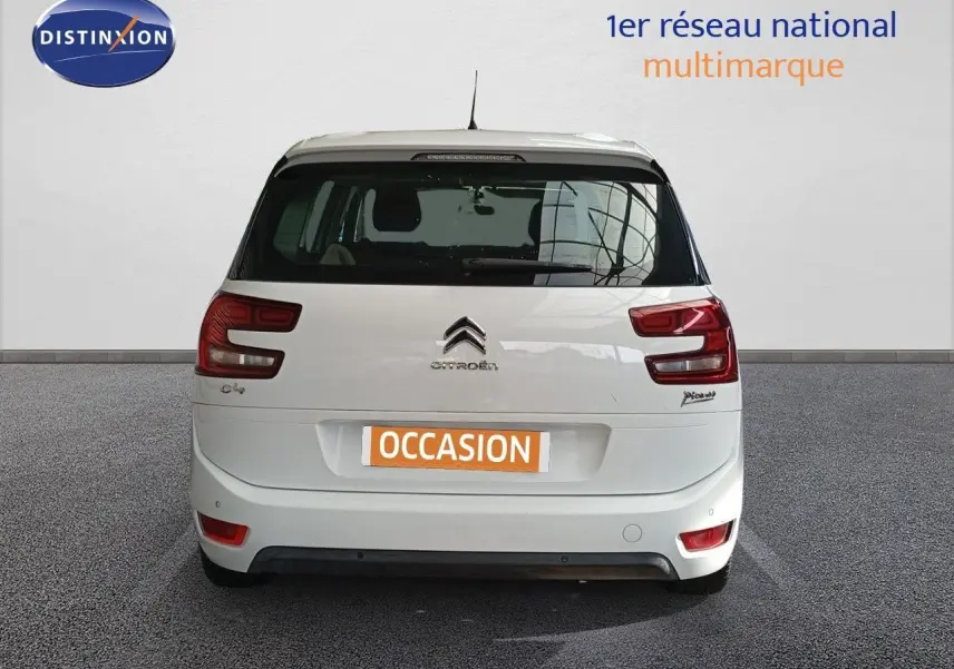 Vue arrière d'un Citroën Grand C4 Picasso blanc de 2016 avec feux arrière distinctifs et plaque "OCCASION".