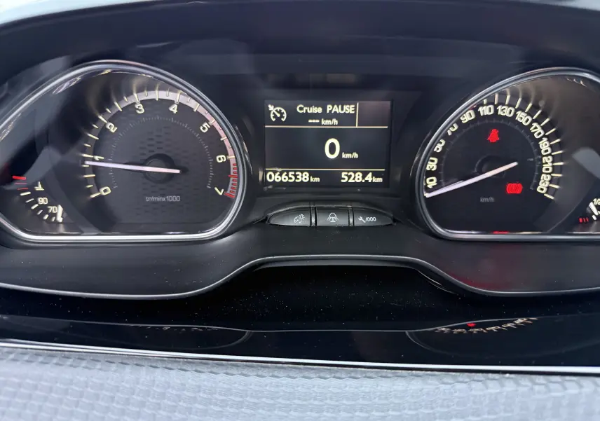 Vue rapprochée du tableau de bord du Peugeot 2008 1.2 PureTech 110 GT Line 2018, affichant 66 538 km et vitesse à 0 km/h.