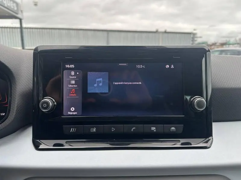 Écran tactile central du tableau de bord du SEAT Arona 2025, affichant le menu multimédia dans un intérieur sobre.