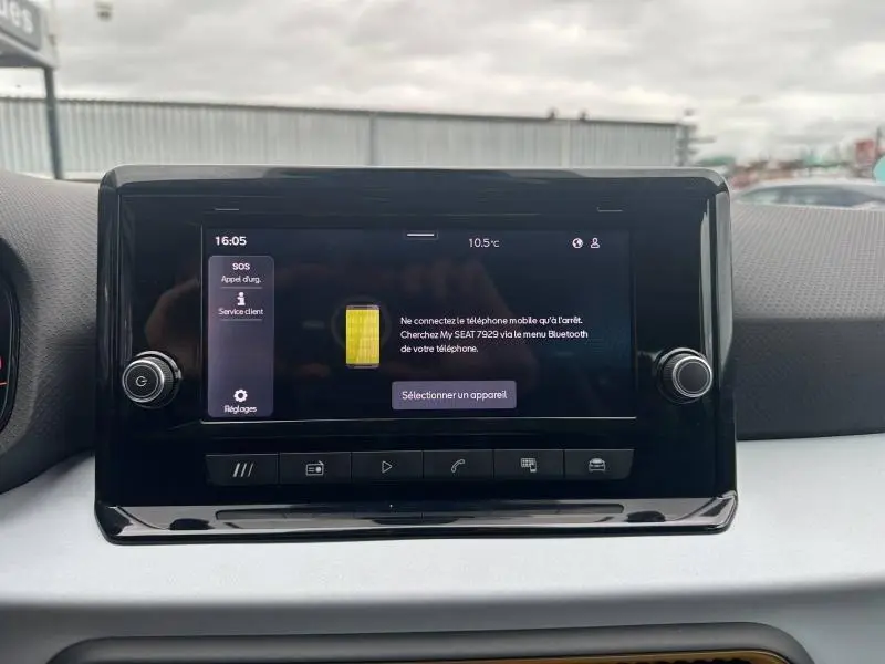 Écran tactile central du tableau de bord du SEAT Arona 2025, affichant le menu Bluetooth, intérieur gris.