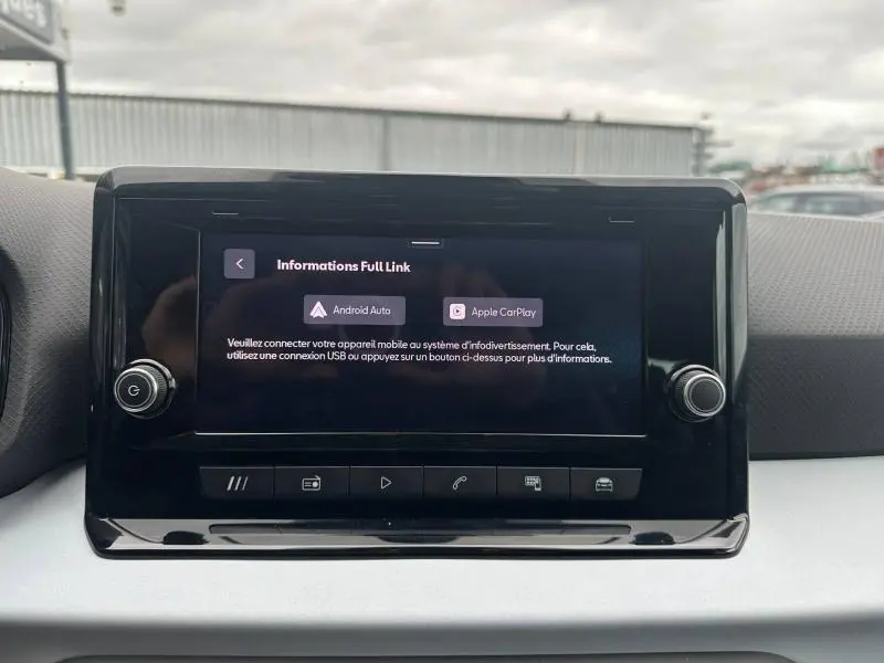 Écran tactile central du SEAT Arona 2025 affichant les options Android Auto et Apple CarPlay, intérieur moderne.