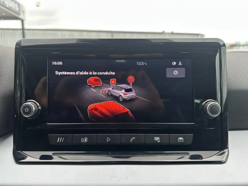 Écran tactile intérieur du SEAT Arona 2025 montrant les systèmes d'aide à la conduite avec interface graphique colorée.