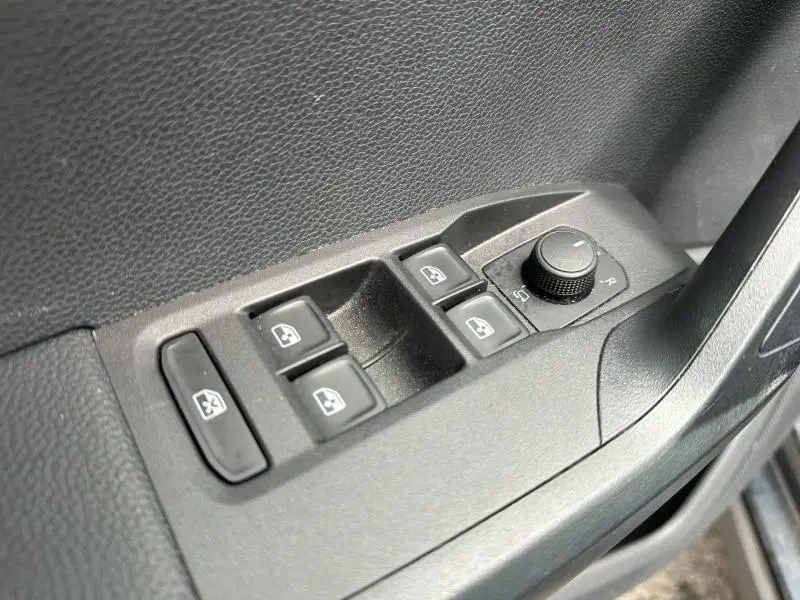 Panneau de commandes des vitres et rétroviseurs côté conducteur d'une SEAT Arona 2025 gris Magnétique Métal avec toit Noir Minuit.