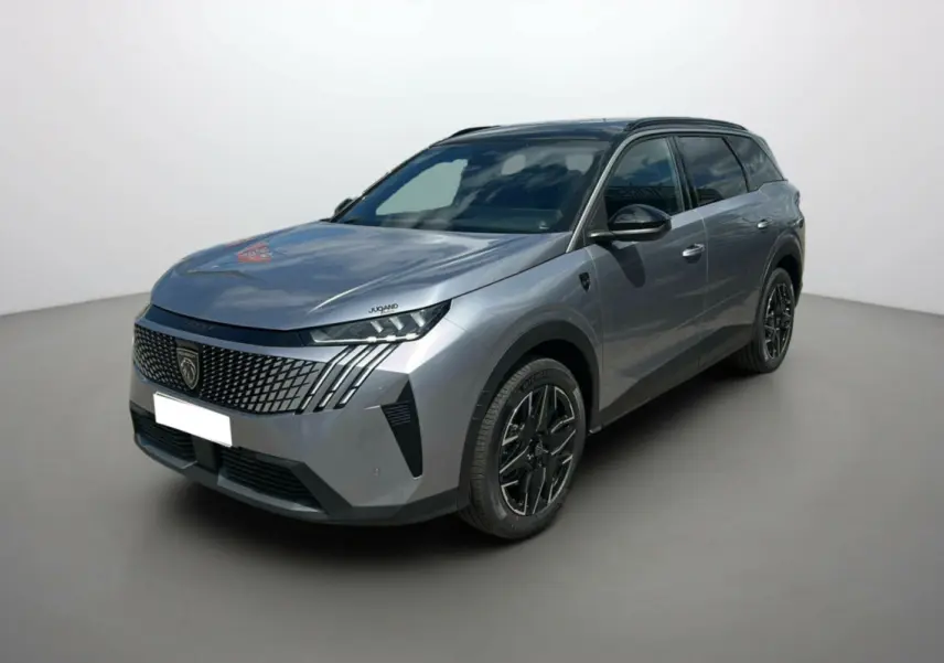 Peugeot 5008 Hybrid gris artense en 3/4 avant droit avec toit noir et jantes alu noires.