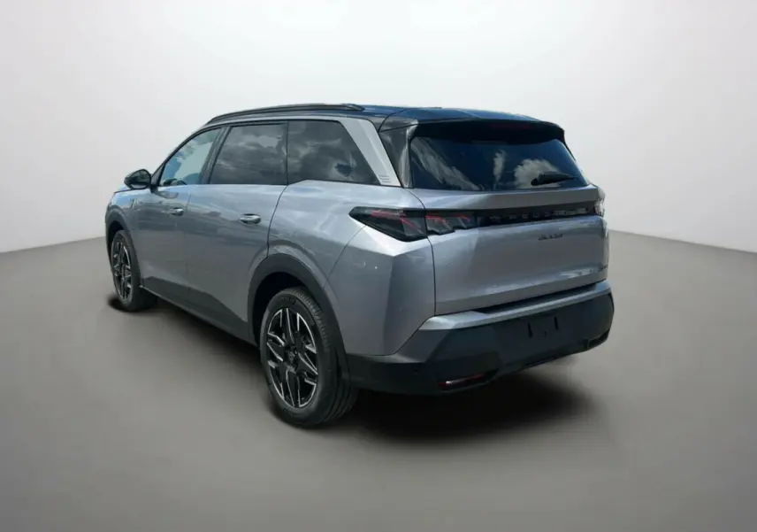 Peugeot 5008 Hybrid gris artense en 3/4 arrière droit avec toit noir et jantes alu 19 pouces visibles.