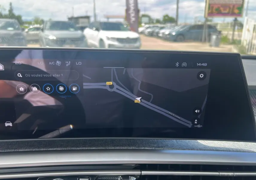 Écran tactile central du Peugeot 5008 Hybrid 145 GT 7 places affichant la navigation GPS en extérieur lumineux.