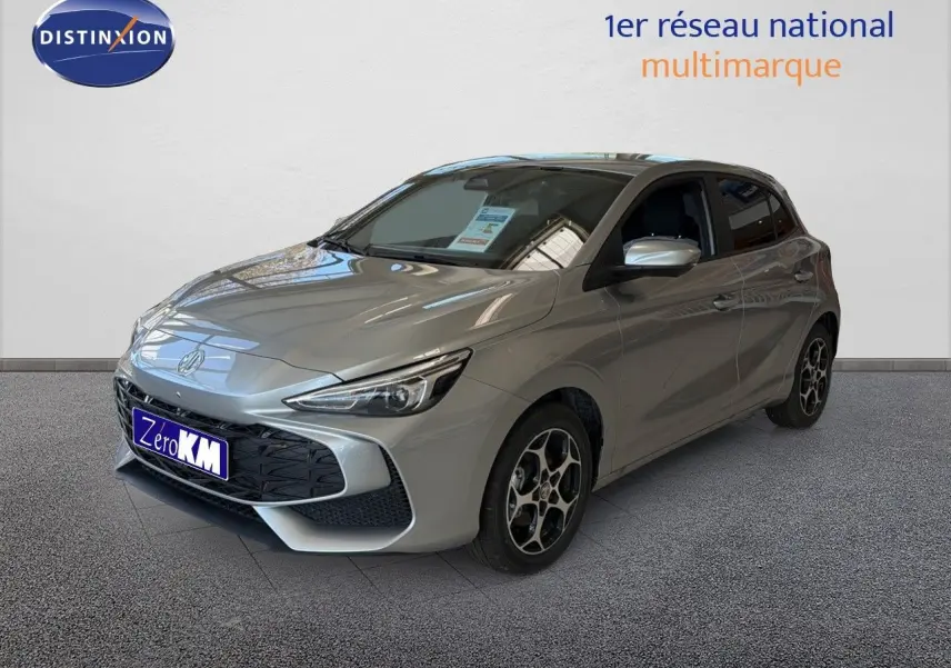 Vue 3/4 avant d'une MG3 1.5L Hybrid+ 195ch Luxury couleur Cosmic Silver Metal avec jantes alliage et calandre noire.