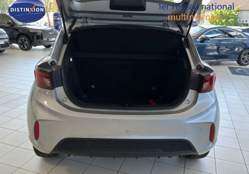 Vue arrière d'une MG3 Cosmic Silver Metal 2026 avec coffre ouvert, en intérieur de showroom lumineux.
