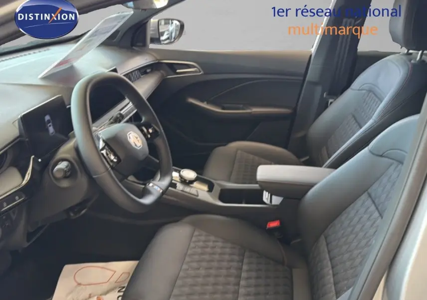 Vue intérieure côté conducteur du MG3 1.5L Hybrid+ 195ch Luxury en Cosmic Silver, avec sièges noirs matelassés et volant cuir multifonction.