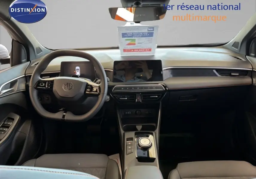 Vue intérieure du tableau de bord et volant du MG3 1.5L Hybrid+ 195ch Luxury avec finition cuir noir et écran tactile central.