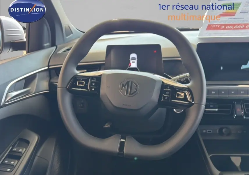Vue centrée sur le volant noir du MG3 1.5L Hybrid+ 195CH Luxury, avec tableau de bord et écran tactile visibles.
