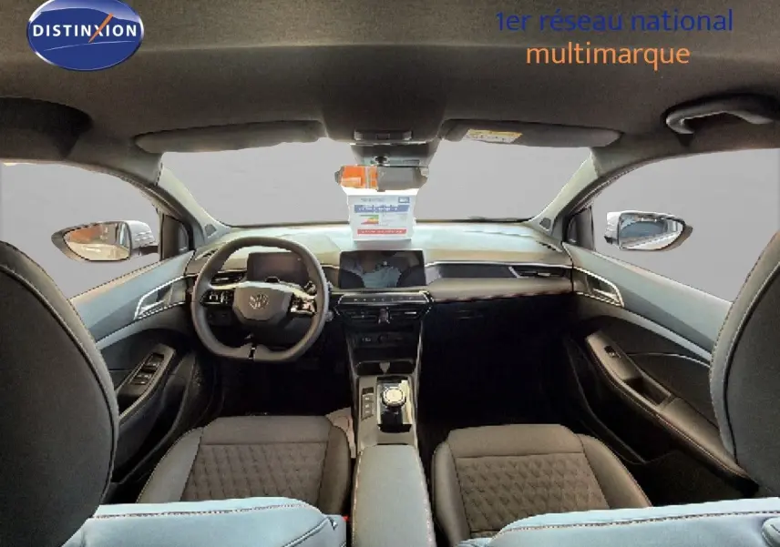 Vue intérieure avant de la MG3 1.5L Hybrid+ 195CH Luxury 2026, avec tableau de bord moderne et sièges tissu noir.
