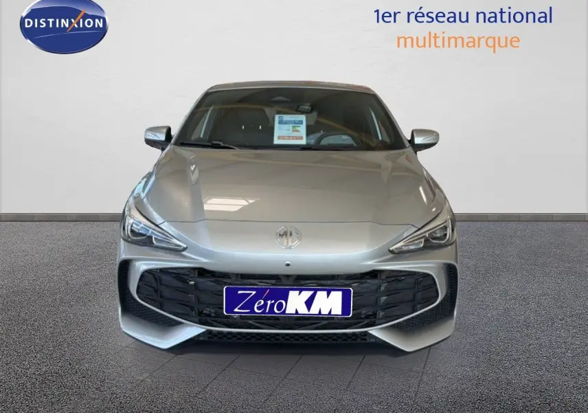 Vue avant d'une MG3 1.5L Hybrid+ 195CH Luxury en Cosmic Silver Metal avec calandre noire et phares LED.