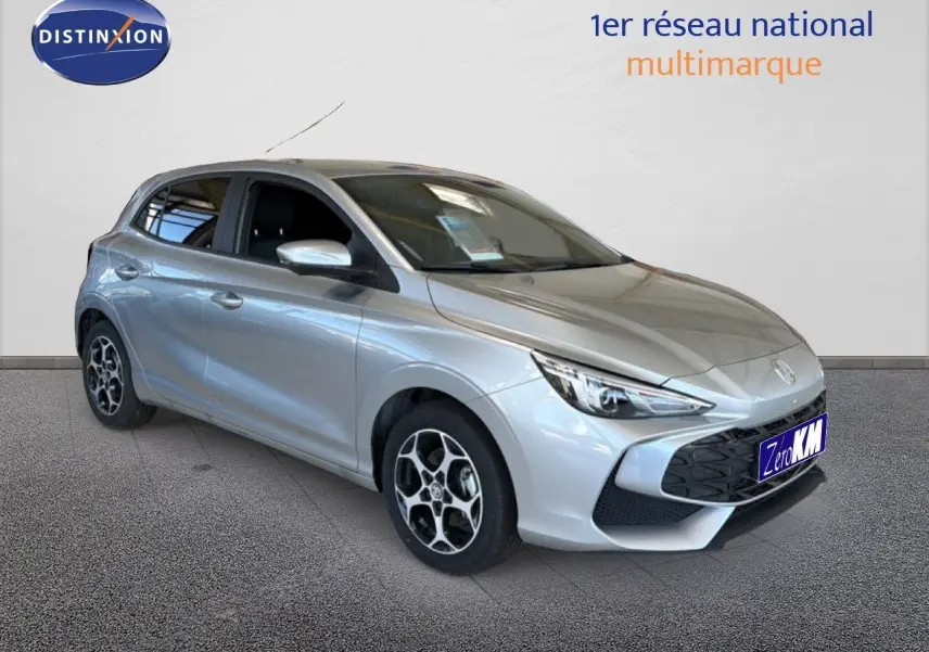 MG3 1.5L Hybrid+ 195ch Luxury en Cosmic Silver Metal, vue 3/4 avant droit avec jantes distinctives.
