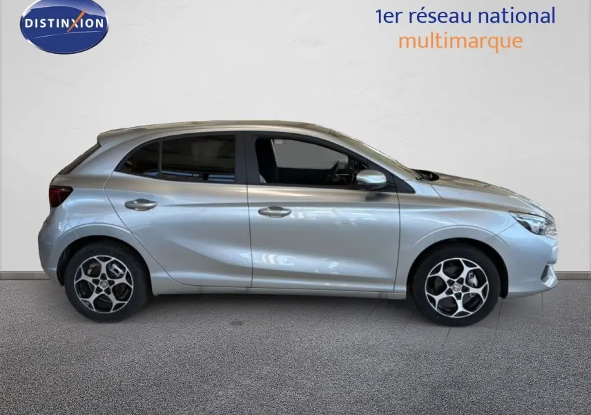 Vue de profil côté gauche d'une MG3 1.5L HYBRID+ 195CH Luxury en Cosmic Silver Metal avec jantes alliage distinctives.