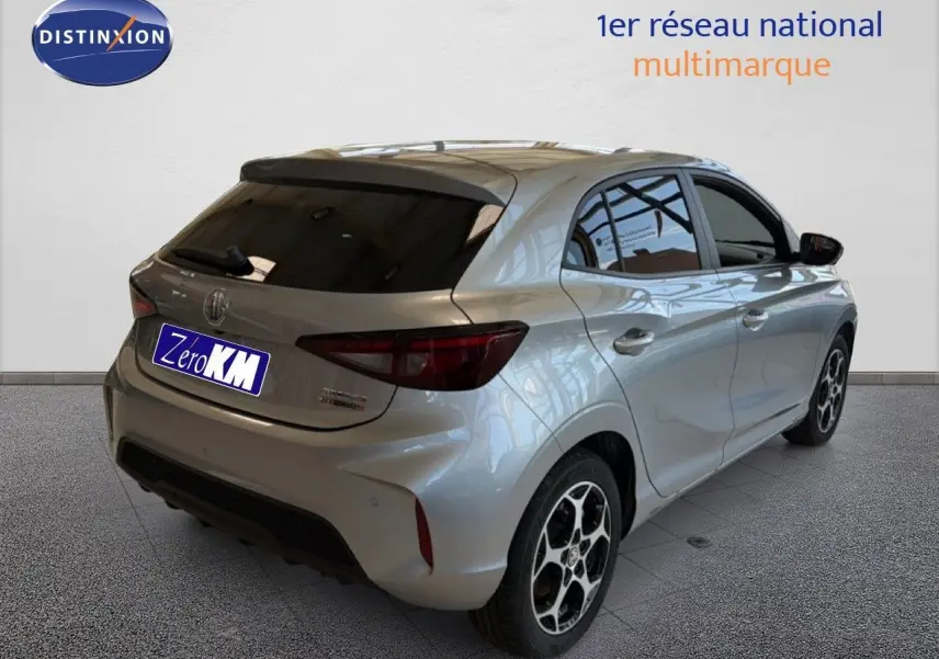 Vue 3/4 arrière droite d'une MG3 Cosmic Silver Metal 2026 hybride essence avec jantes distinctives et vitres teintées.