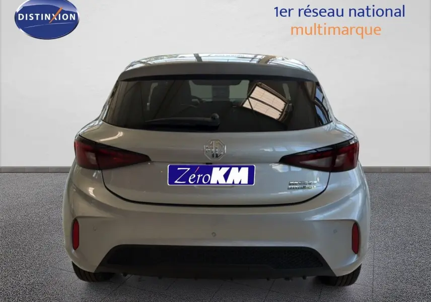 Vue arrière d'une MG3 1.5L Hybrid+ 195CH Luxury en Cosmic Silver Metal avec vitres teintées et feux sombres.